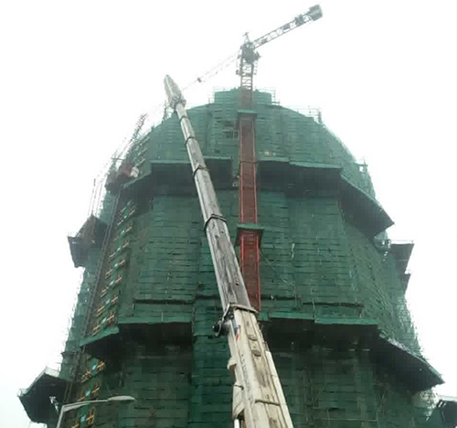 龙海吊车在工地上作业